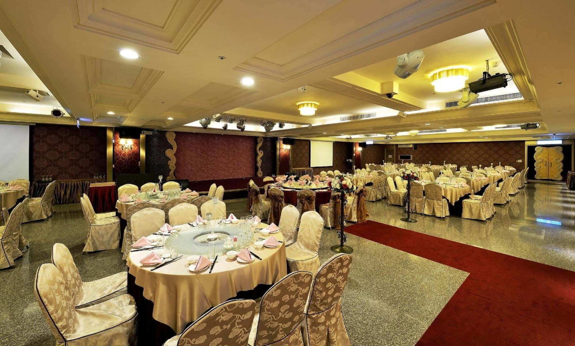 Shinkansen Grand Hotel Taichung Extérieur photo